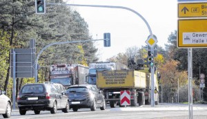  Währen dein Laster an der Kreuzung Schnatweg in Richtung Bielefeld braust, verhalten sich die entgegen kommenden Kollegen unterschiedlich. Einer wird gleich links auf die Südumgehung abbiegen, der andere fährt gerade aus in Richtung Halle weiter. Ob er das darf, ist nur schwer festzustellen. FOTO: H. GONTEK