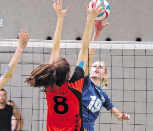    Anja Studt vom SC Halle (Nummer 19) greift nicht nur über die Mitte erfolgreich an, auch ihre Schläge aus dem Hinterfeld sind für den Gegner häufig unerreichbar. FOTO: E. HUFENDIEK