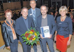  Christian Decker (Zweiter von links) und André Habermann (Zweiter von rechts) werden das neue Böckstiegel-Museum bauen. Mit den Siegern des Architekturwettbewerbs und den jetzt vom Kuratoriumder Böckstiegel-Stiftung ausgewählten Planern vom Büro h.s.d. aus Lemgo freuen sich –von links: Ursula Bolte (Vorsitzende der Böckstiegel-Stiftung), Sven-Georg Adenauer(Landrat und Vorsitzender des Kuratoriums der Böckstiegel-Stiftung)und Beate Balsliemke (Geschäftsführerin der Böckstiegel-Stiftung). FOTO: D. H. SEROWY